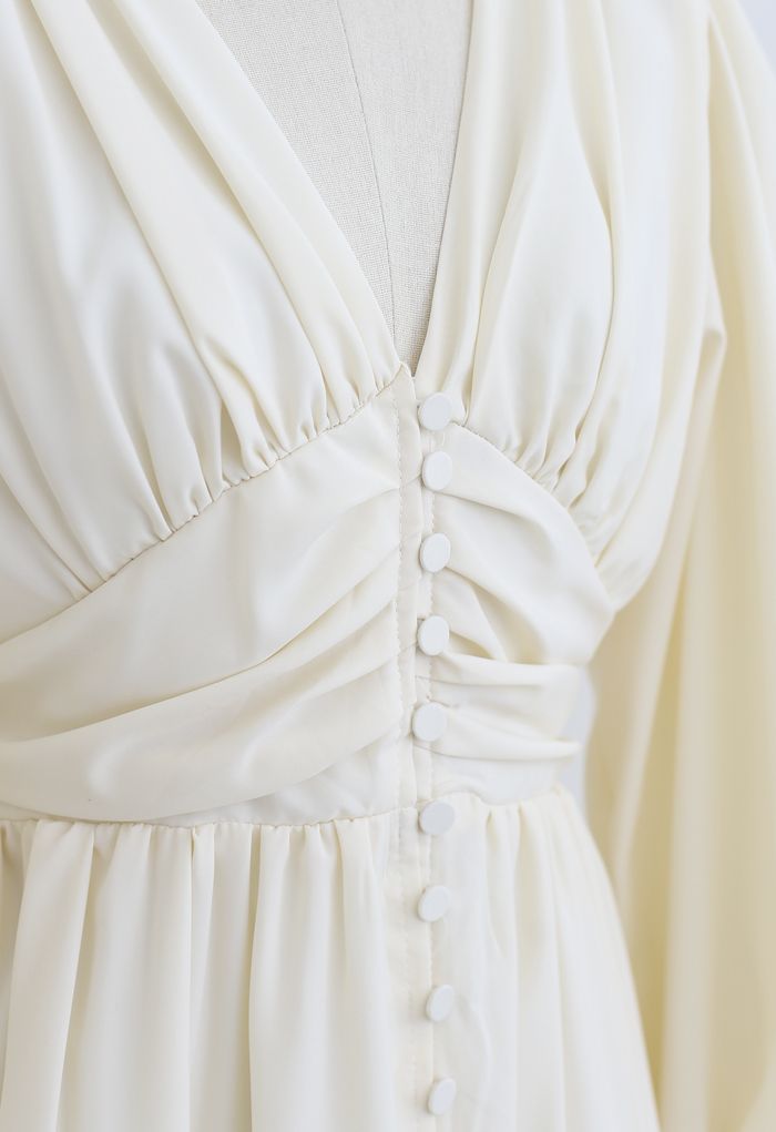 Vestido de gasa con botones fruncidos y hombros abullonados en color crema