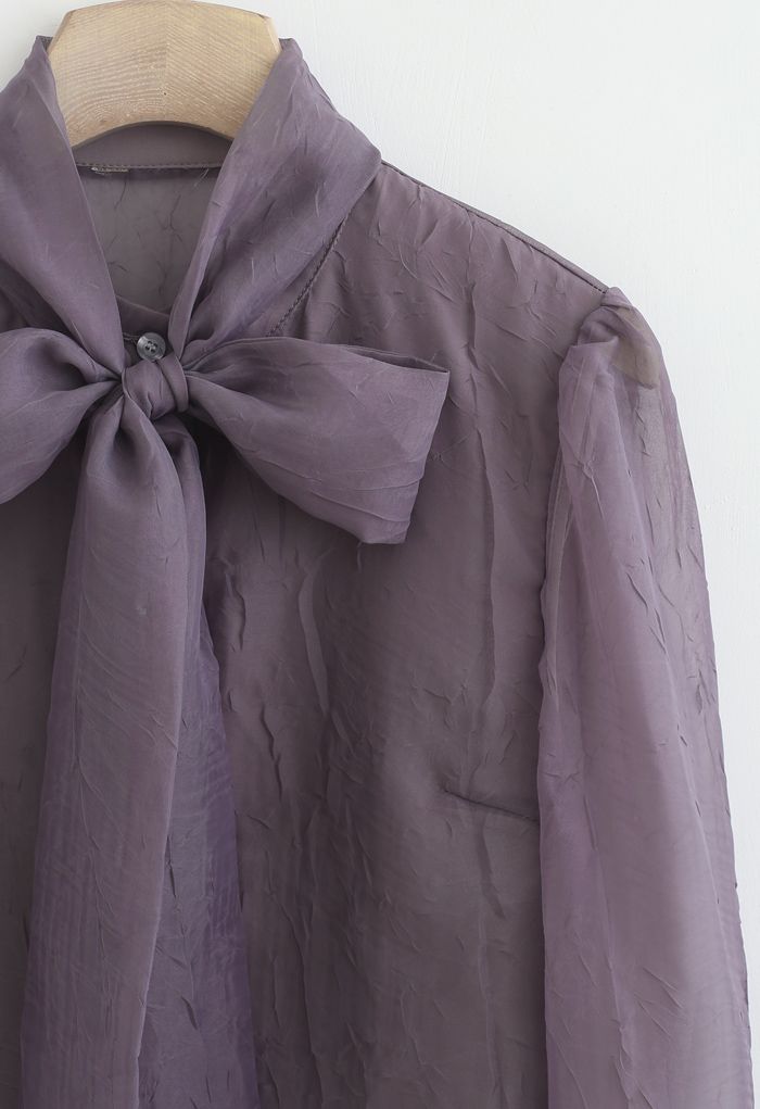 Camisa con botones y lazo transparente en morado