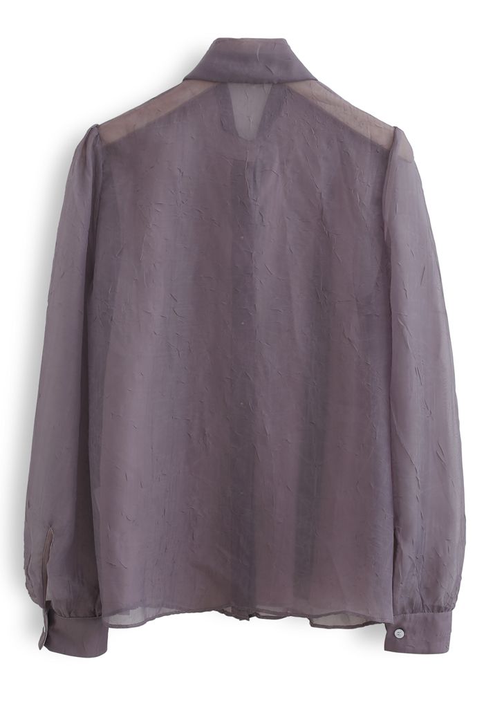 Camisa con botones y lazo transparente en morado