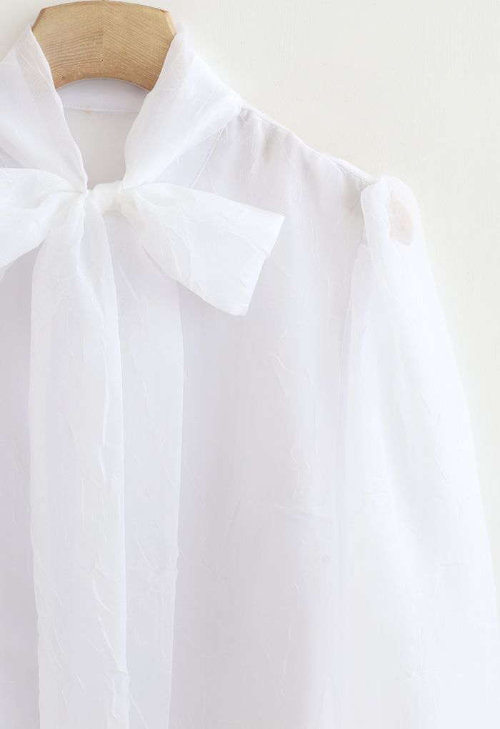 Camisa con botones y lazo transparente en blanco