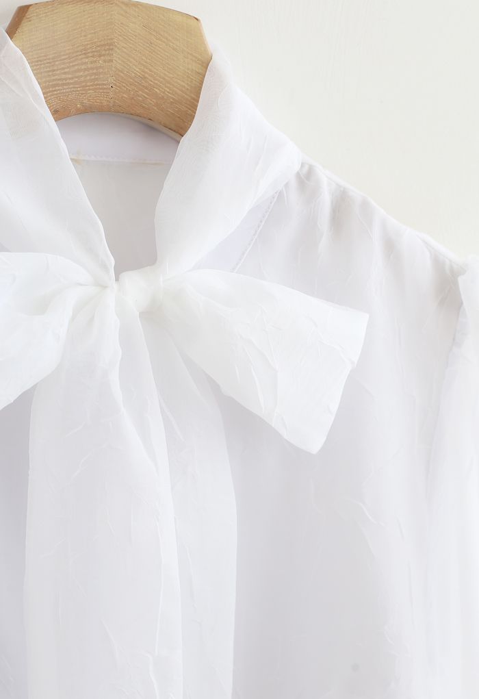 Camisa con botones y lazo transparente en blanco
