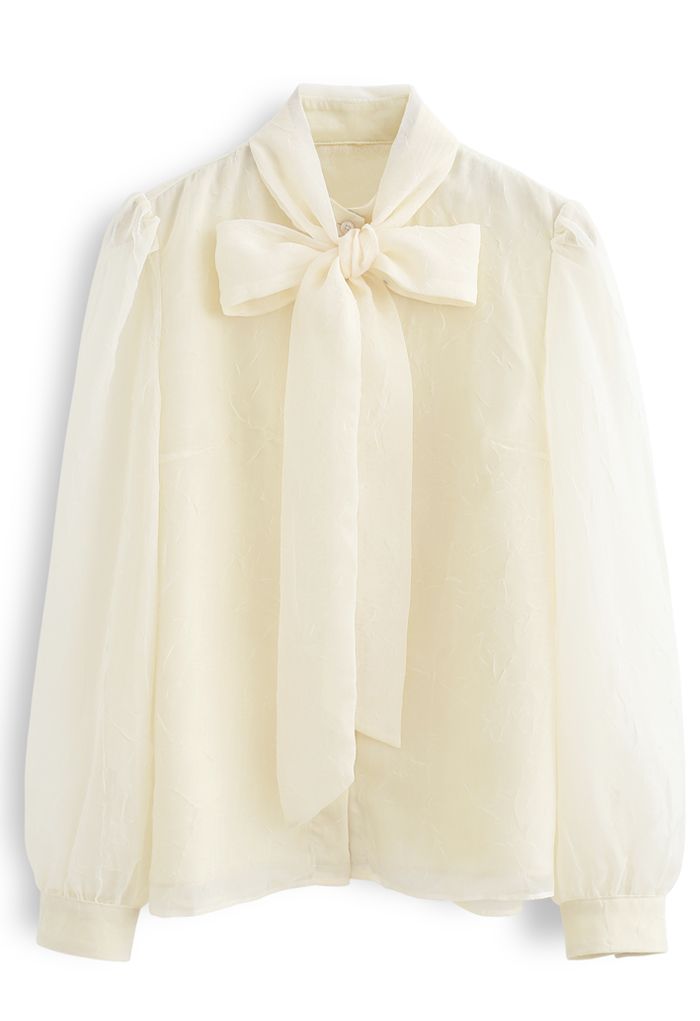 Camisa transparente con botones y lazo en color crema