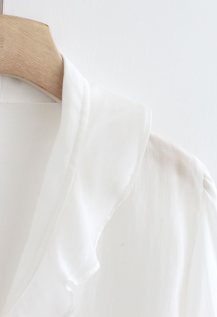 Camisa semitransparente con botones y volantes en blanco