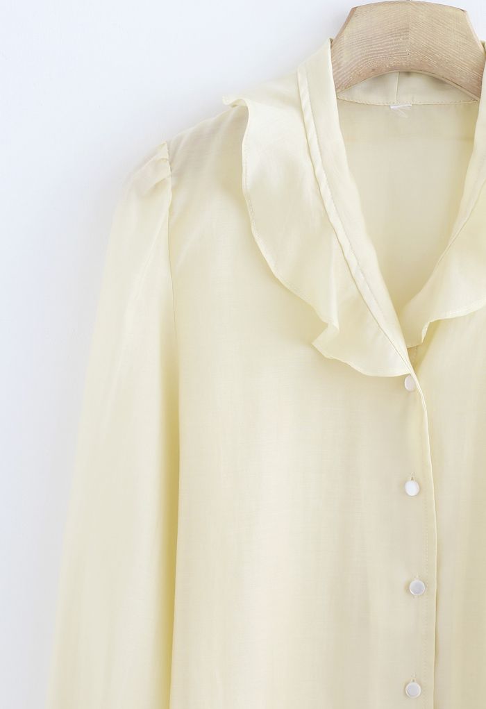 Camisa semitransparente con botones y volantes en color crema