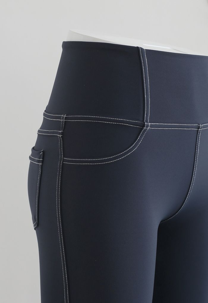 Leggings cortos con detalle de costuras en la espalda con bolsillo remendado en azul marino