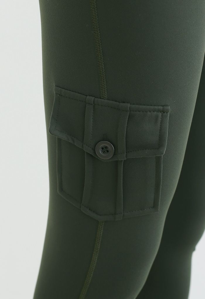 Leggings cortos cosidos con bolsillo con solapa y botones en verde militar