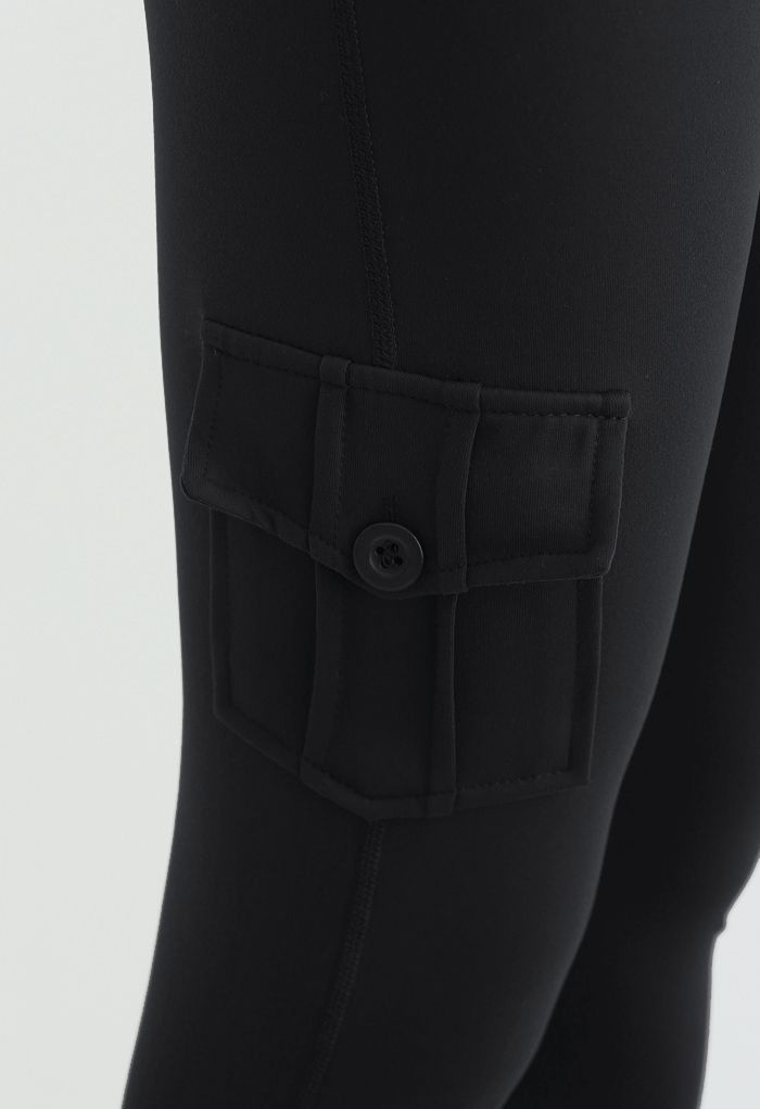 Leggings cortos cosidos con bolsillo con solapa y botones en negro