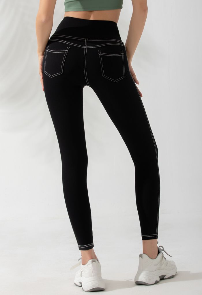Leggings cortos con detalle de costuras en la espalda con bolsillo remendado en negro