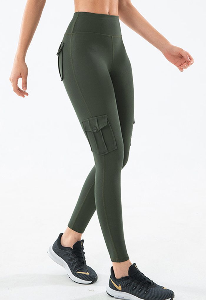 Leggings cortos cosidos con bolsillo con solapa y botones en verde militar  - Retro, Indie and Unique Fashion