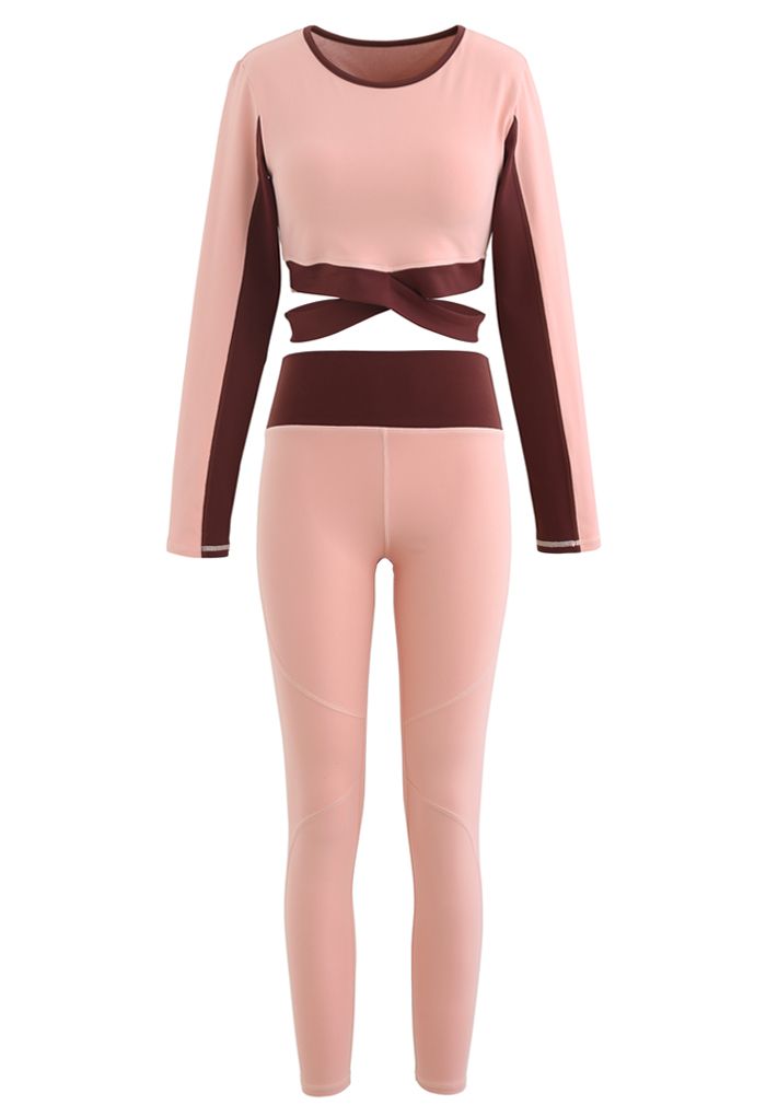 Conjunto de top y leggings con cintura cruzada en contraste en rosa