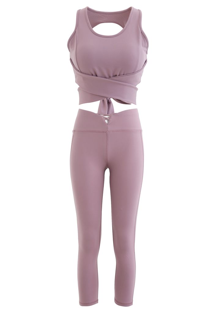 Conjunto de sujetador deportivo con espalda abierta y cintura con lazo y leggings cortos en lila