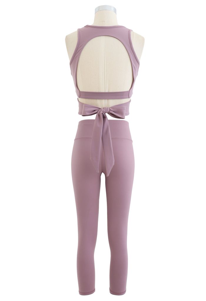 Conjunto de sujetador deportivo con espalda abierta y cintura con lazo y leggings cortos en lila