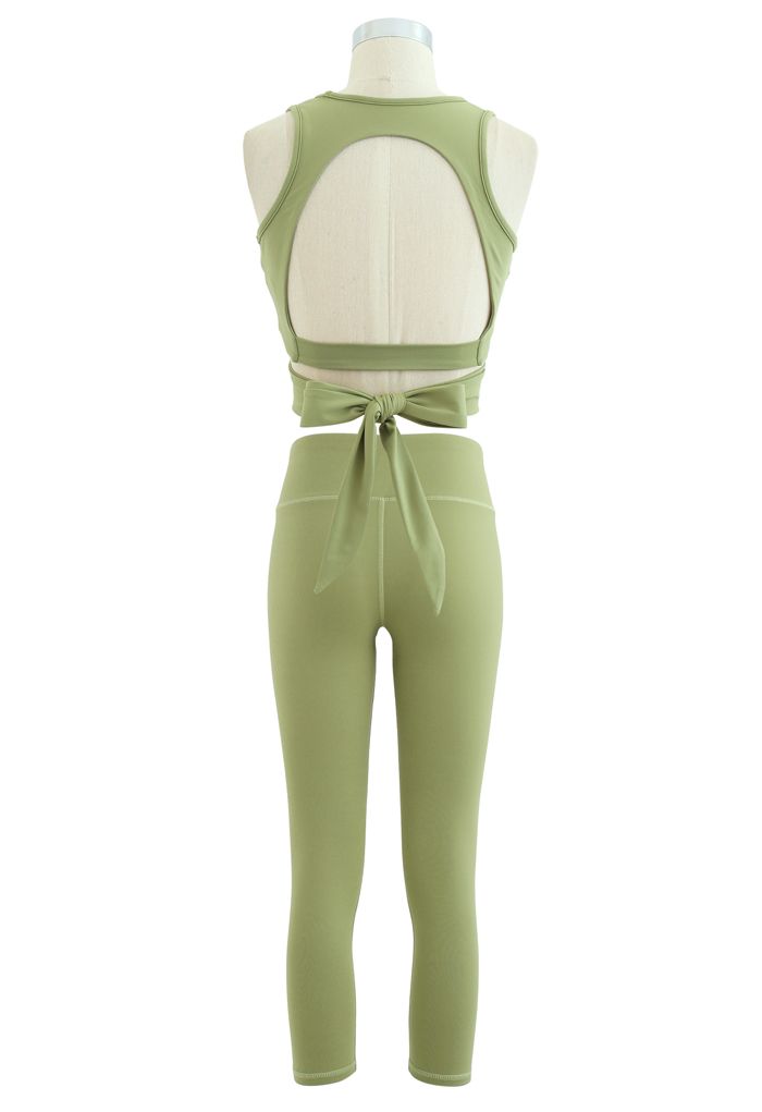 Conjuntos de sujetador deportivo con espalda abierta y cintura con lazo y calzas cortas en verde
