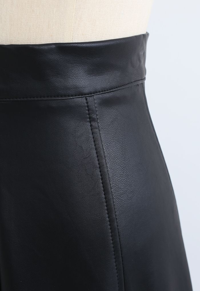 Falda evasé de piel sintética suave con costuras en negro