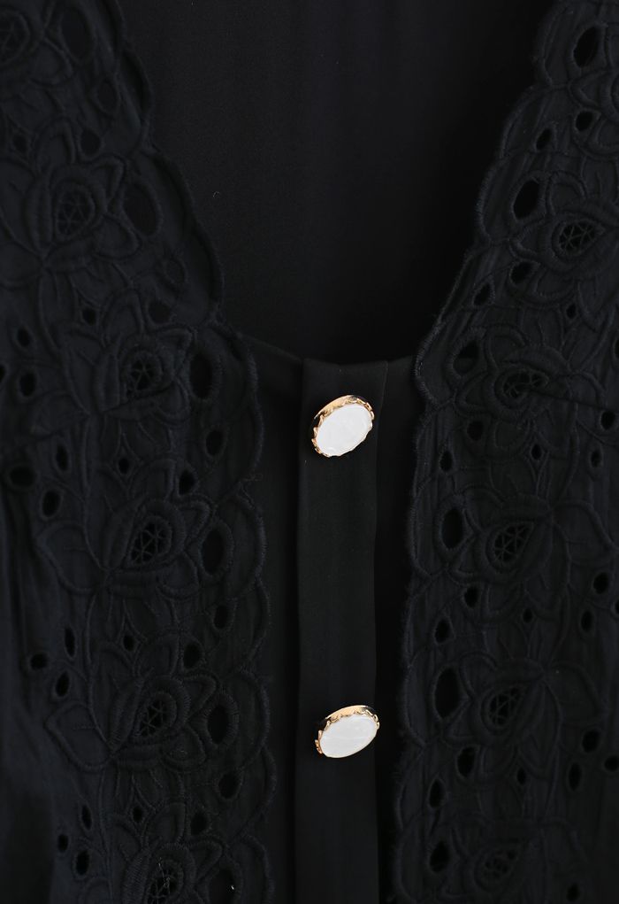 Top con ribete de botones florales bordados en negro