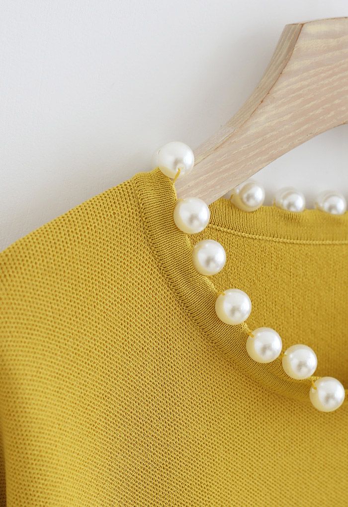 Top de punto con cuello redondo y ribete de perlas en amarillo