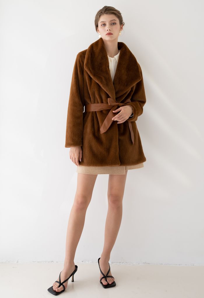 Abrigo con cinturón de piel sintética de piel sintética en marrón
