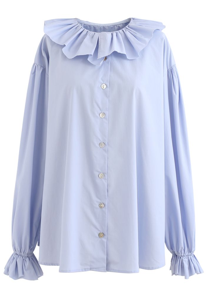 Camisa holgada con botones y cuello con volantes en azul