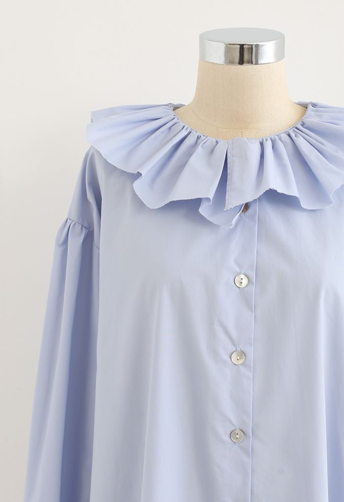 Camisa holgada con botones y cuello con volantes en azul