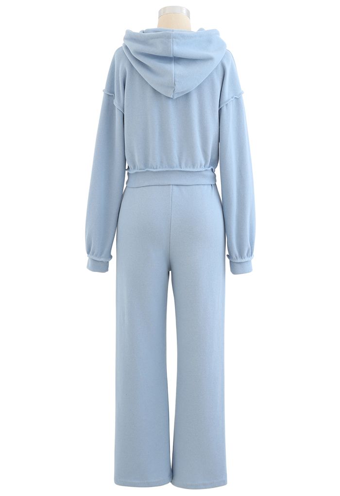 Conjunto de pantalones rectos con capucha y cremallera de canalé corto en azul