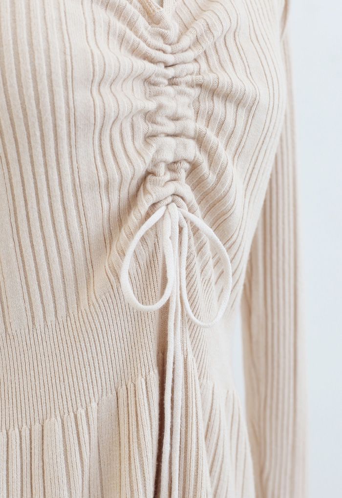 Vestido de punto acanalado con cordón y cuello en V con dobladillo de encaje en color crema