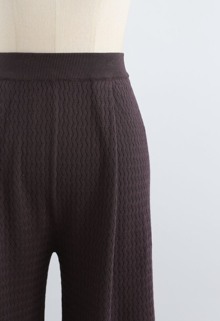 Pantalones de punto con textura ondulada en marrón