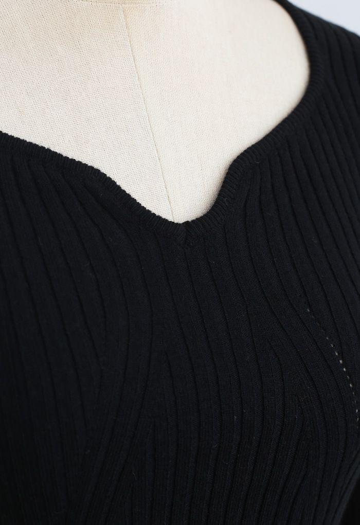 Top corto de punto acanalado ajustado con cuello cuadrado en negro