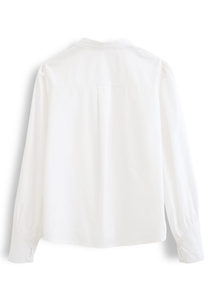 Camisa abotonada con lazo de flores desmontable en blanco