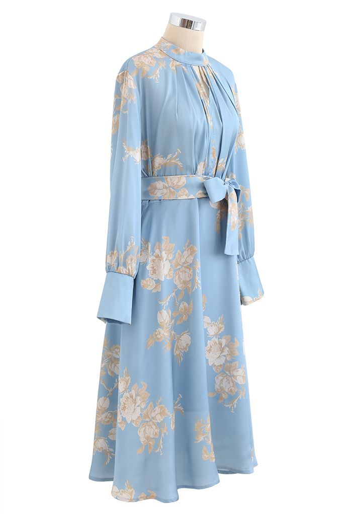 Agarra el vestido de satén con lazo floral de Spotlight en azul