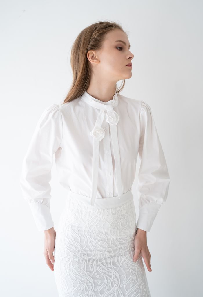 Camisa abotonada con lazo de flores desmontable en blanco