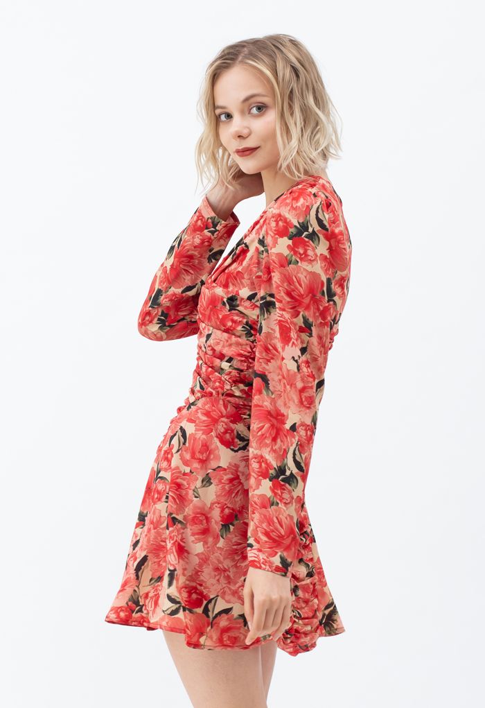 Mini vestido fruncido con cuello en V floral rojo