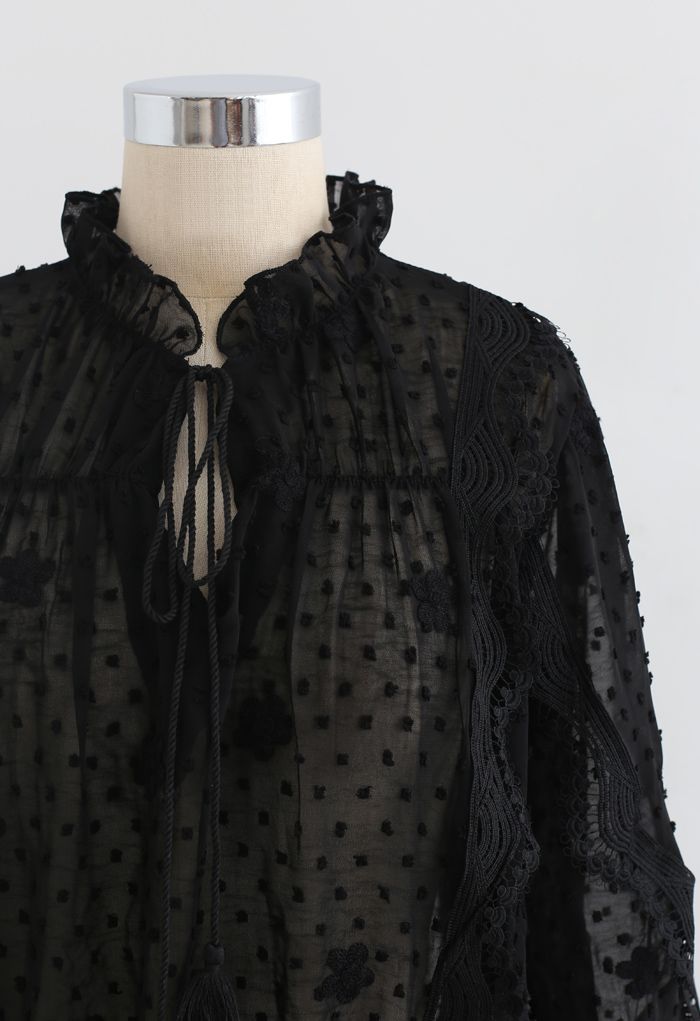 Top de organza con flecos y lunares ondulados de crochet en negro
