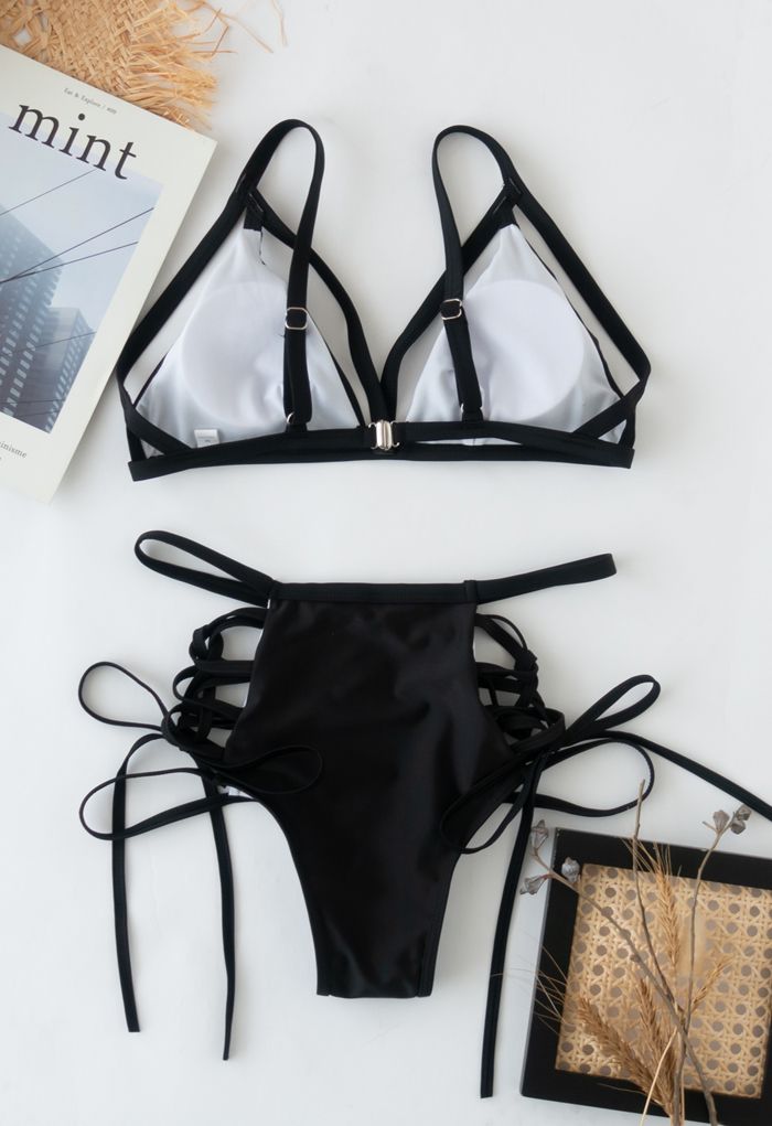 Conjunto de bikini con tiras y cordones en negro