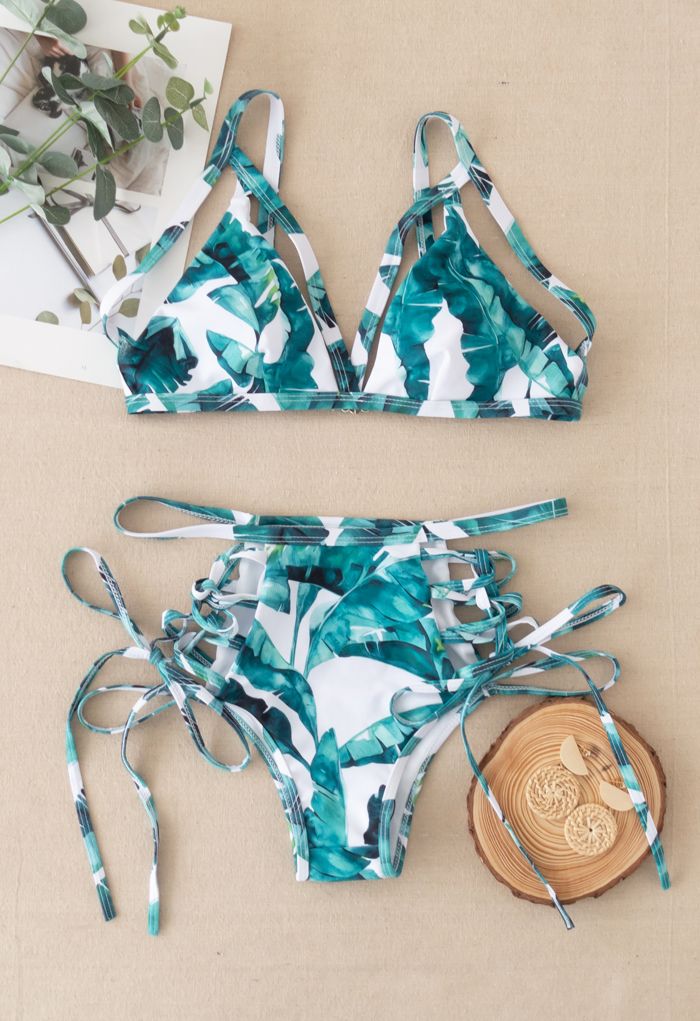 Conjunto de bikini con tiras y cordones en hojas de palma