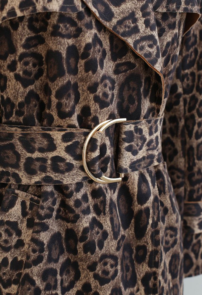 Abrigo largo dividido con cinturón de leopardo de ante