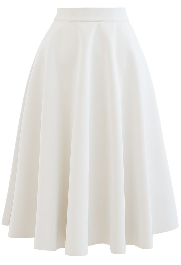 Elegante falda midi evasé de piel sintética en blanco