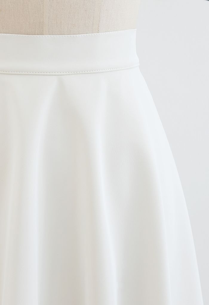 Elegante falda midi evasé de piel sintética en blanco