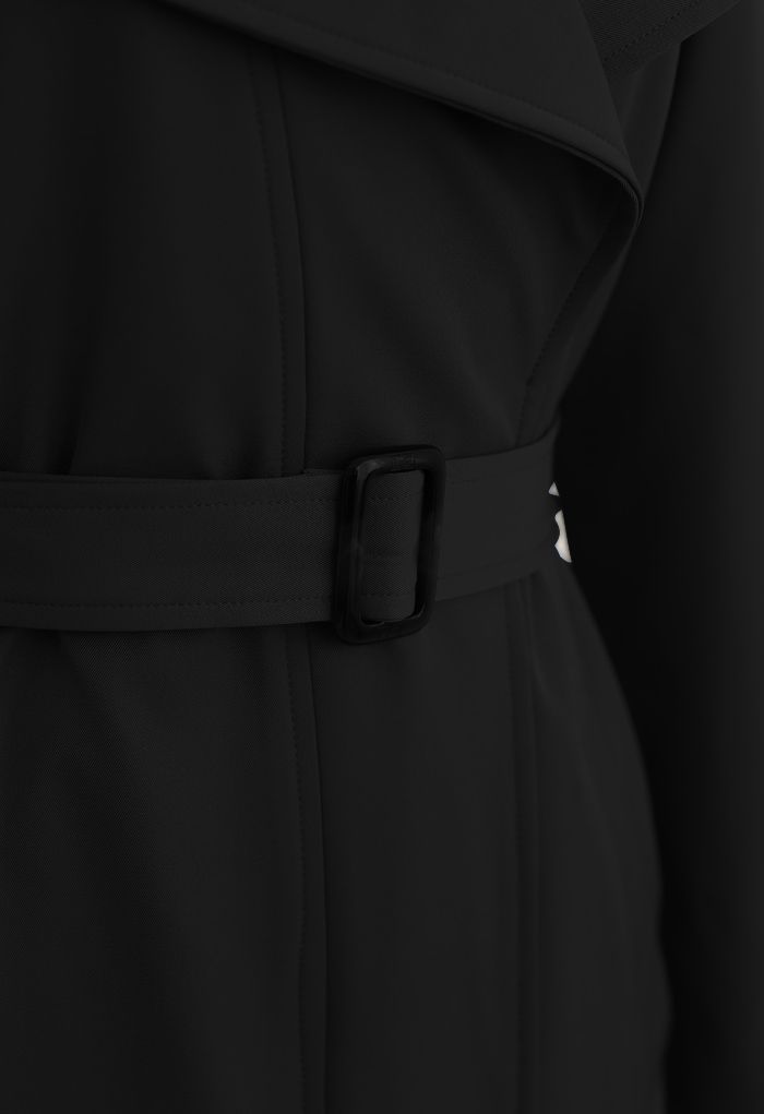 Abrigo con cinturón y cuello drapeado en negro