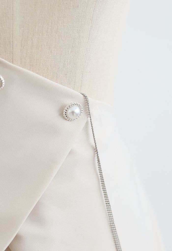 Falda lápiz dividida con ribete de perlas y cadena en color crema