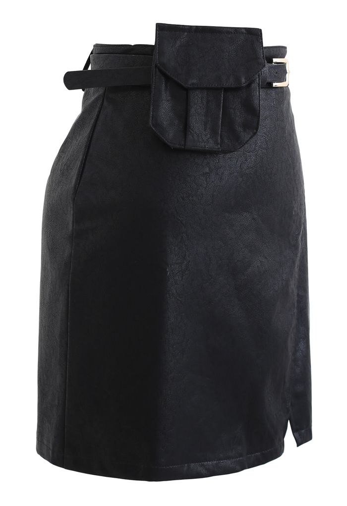 Minifalda Bud de cuero sintético con bolsillo con cinturón en negro