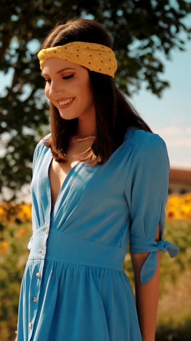 Vestido de verano con cuello en V y botones en azul