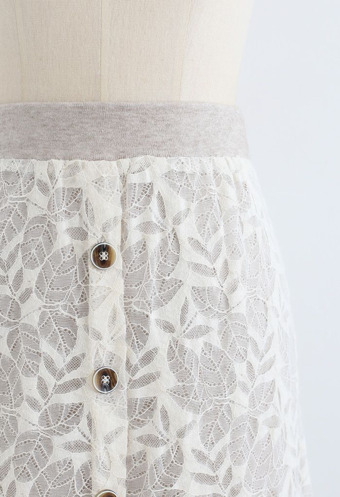 Falda midi de punto de encaje con botones y estampado de hojas en color crema