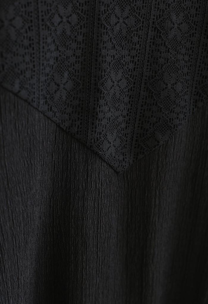 Top sin mangas con mangas abullonadas y paneles de croché en negro