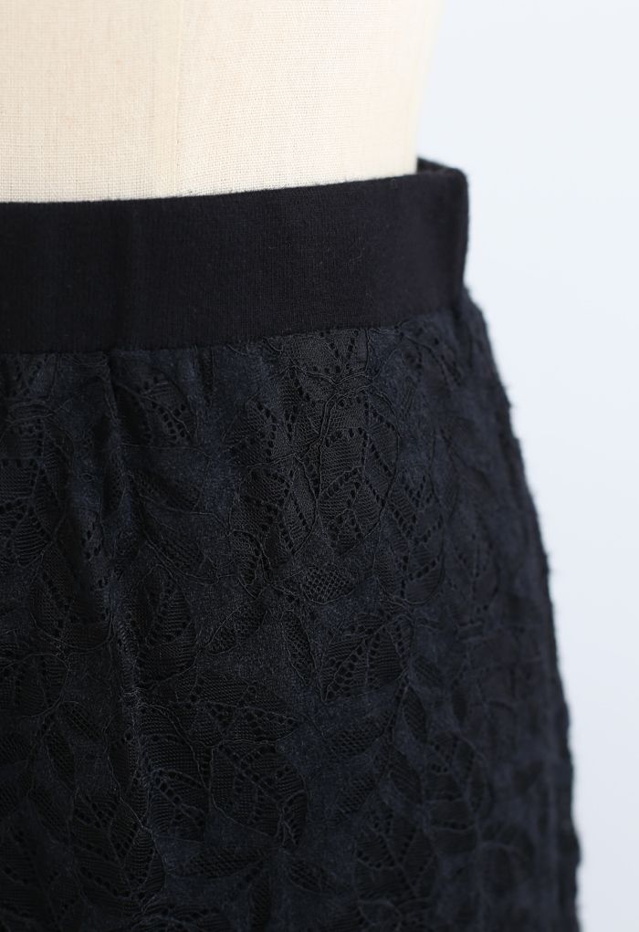 Falda midi de punto de encaje con botones y estampado de hojas en negro