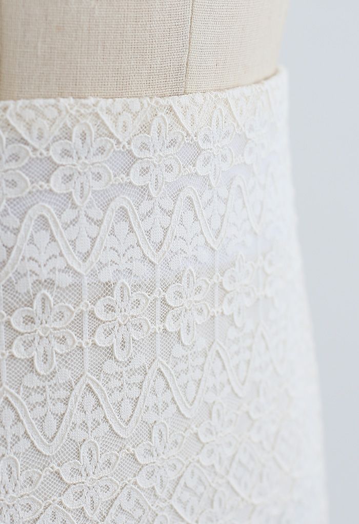 Falda color crema con dobladillo de volantes y encaje en zigzag de Floret