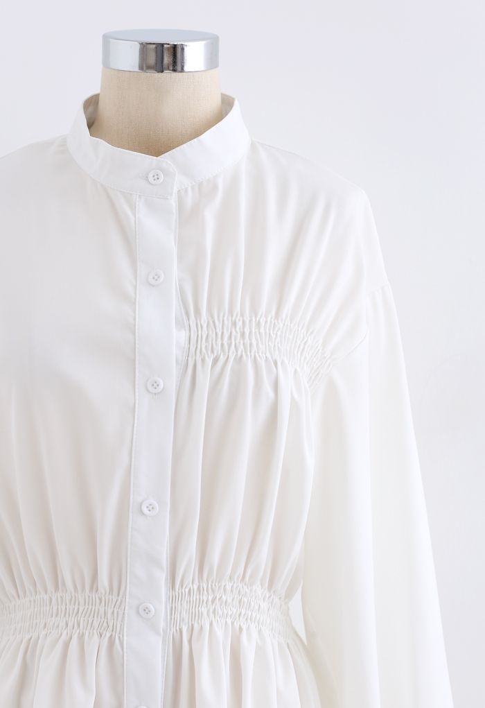 Vestido camisero asimétrico fruncido con botones en blanco
