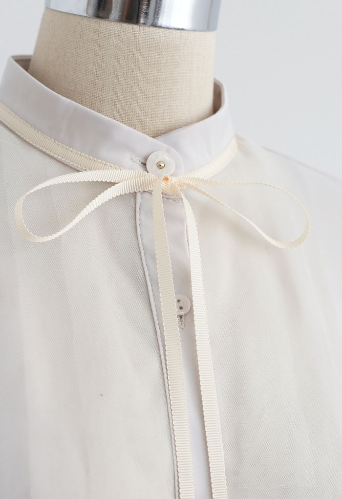 Camisa de satén con cuello de malla y lazo en color crema