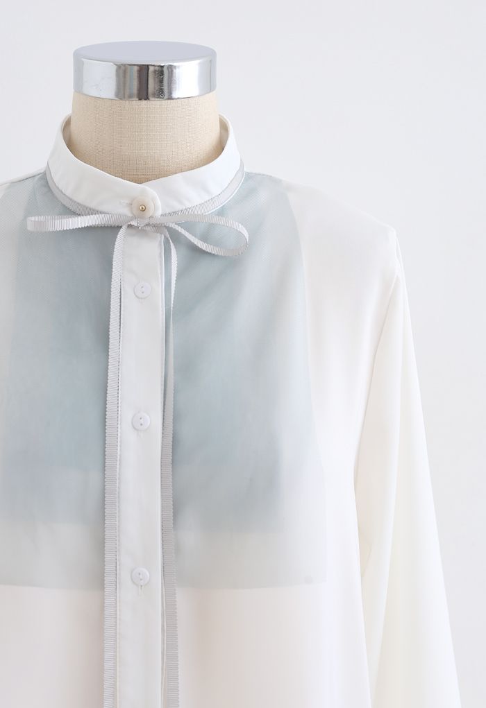 Camisa de satén con cuello de malla y lazo de cinta en blanco
