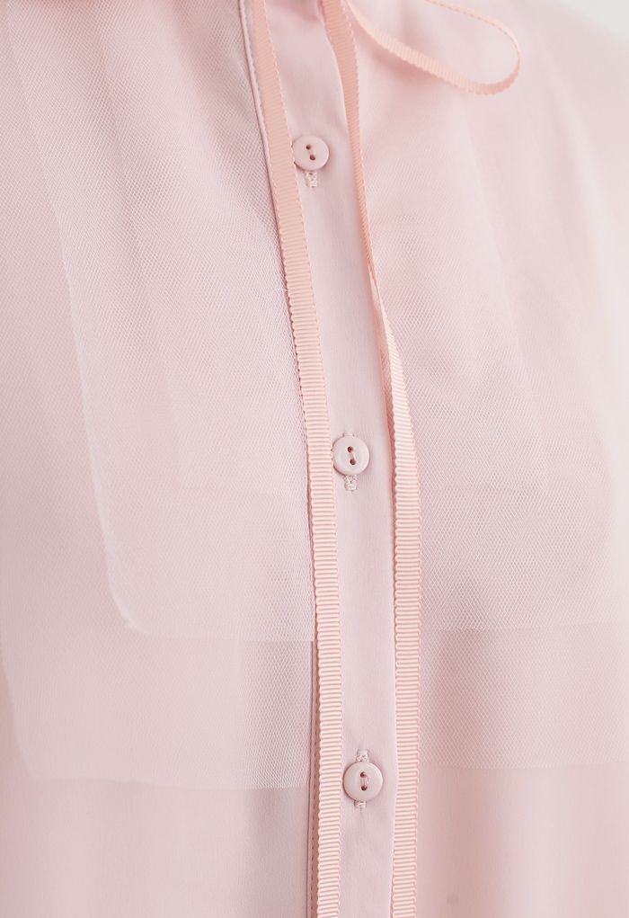 Camisa de satén con cuello de malla y lazo en rosa