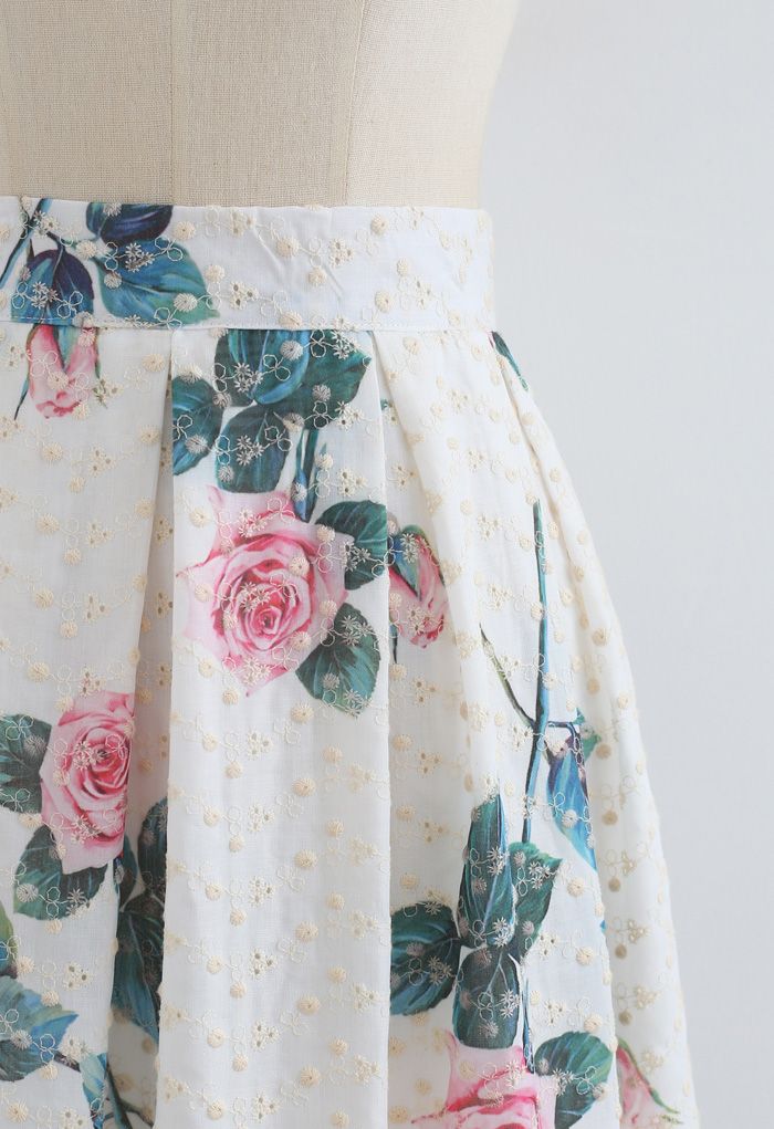 Falda midi plisada bordada con ojales y estampado de rosas